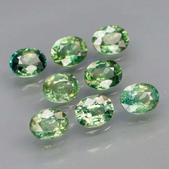 Heated only! Fantastic 2.60ct bright green Sapphire set!