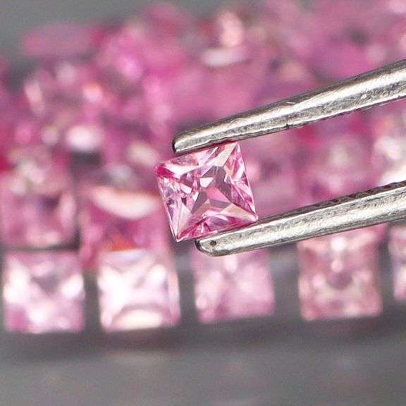 Radiant princess cut! 3.06ct pure pink Sapphire set!