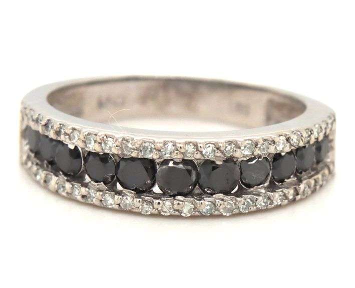 14kt White gold 0.75ctw black and white 3 row band