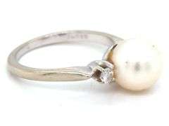 14kt White gold pearl and diamond ring