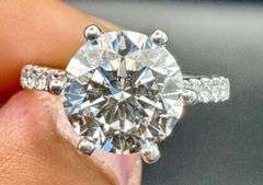 14K White Gold Round Brilliant Cut Diamond Ring of 2.80