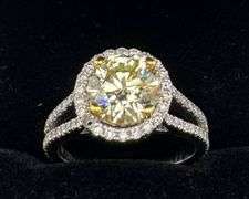 18K Two-Tone Gold Round Brilliant Cut Diamond Ring Of 2.7 Ct