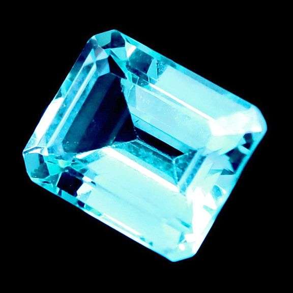 Stunning 5.70ct 11x9mm emerald cut sky blue Topaz