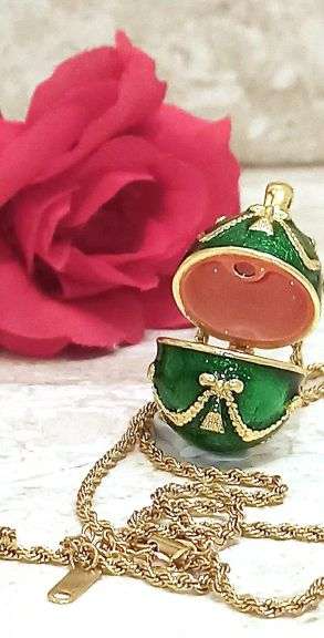 Timeless Elegance Emerald Green Vintage Egg Jewelry Set