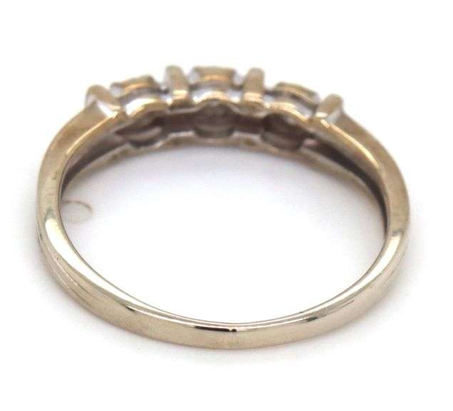 Cute 10K WG 3 Diamond Band