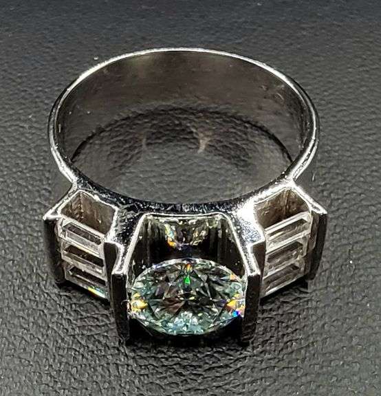 Sparkling 2.5 Ct VVs1 White Fire Moissanite Ring