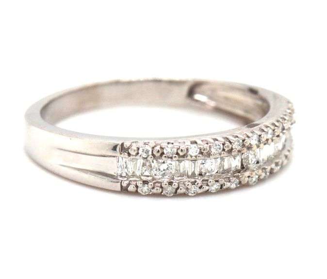 10kt White gold round brilliant cut and baguette diamond band