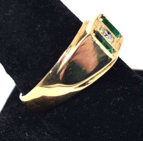 Marvelous 18k Yellow Gold Approx. 0.19CTS Diamond and Emerald Men's Ring