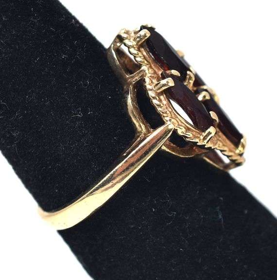 Gorgeous 10K Yellow Gold Red Garnet Gemstone Ring