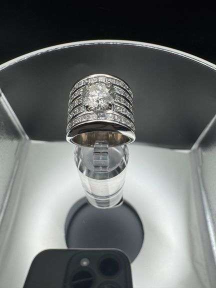 18K White Gold Round Brilliant Cut Diamond Ring of 6.90ct