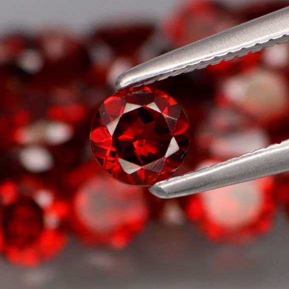 Outstanding 11.23ct top Mozambique red Garnet set!
