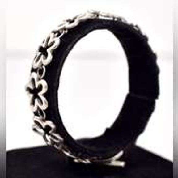 Flower Chain Link Bracelet in Sterling Silver.