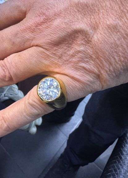 14K Yellow Gold Round Brilliant Cut Diamond Ring of 10.11ct