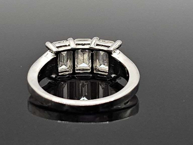 Sparkling 14 Kt White Gold Plate 3.05 Ct VVs1 White Simulated Diamond Ring