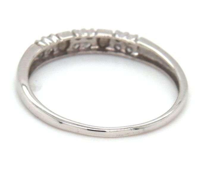 10kt White gold 0.12ctw diamond band