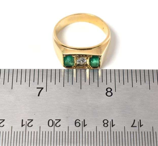 Marvelous 18k Yellow Gold Approx. 0.19CTS Diamond and Emerald Men's Ring