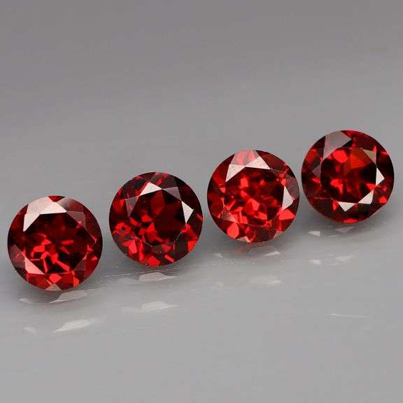 Outstanding 6.27ct top Mozambique red Garnet set!