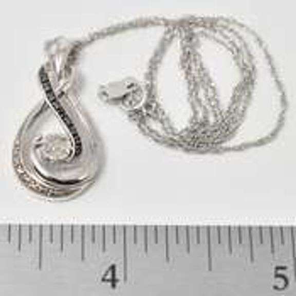 Diamond Pendant Necklace in Sterling Silver.