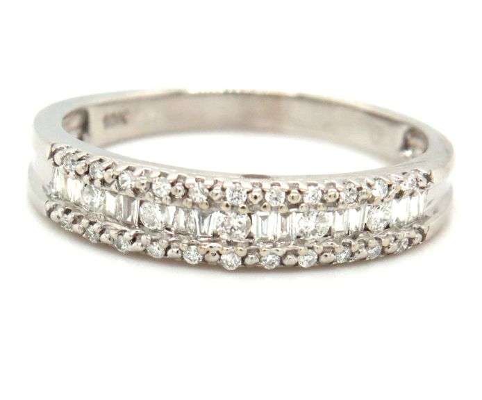 10kt White gold round brilliant cut and baguette diamond band