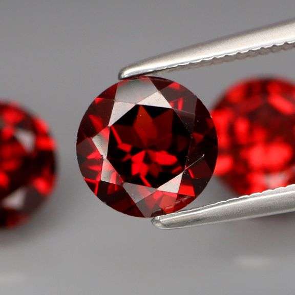 Outstanding 6.27ct top Mozambique red Garnet set!