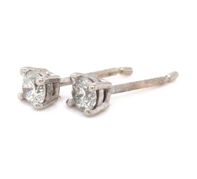 14kt White gold 0.20ctw diamond stud earrings