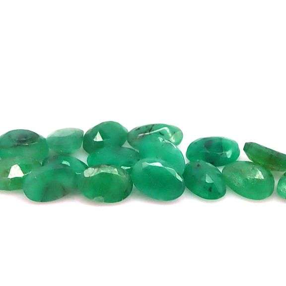 Rich emerald green 7.90ct 18pc Emerald set