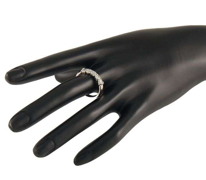 1.00ctw Round Diamond Five Stone Shared Prong Wedding Band Ring in Platinum