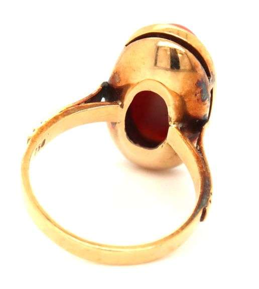 Estate 18K Cabachon Coral Ring