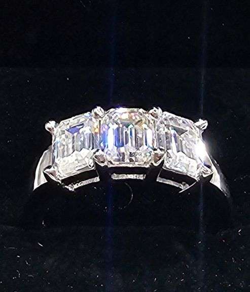 Sparkling 14 Kt White Gold Plate 3.05 Ct VVs1 White Simulated Diamond Ring