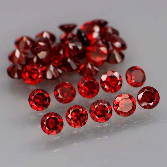Outstanding 11.23ct top Mozambique red Garnet set!