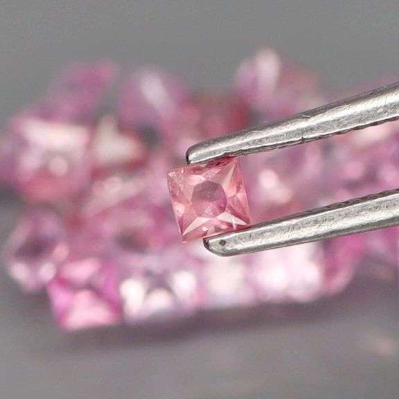Radiant princess cut! 3.29ct pure pink Sapphire set!