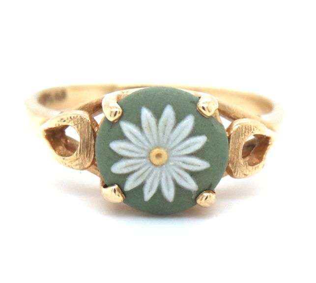 Fun 14K YG Ring with Wedgwood Daisy