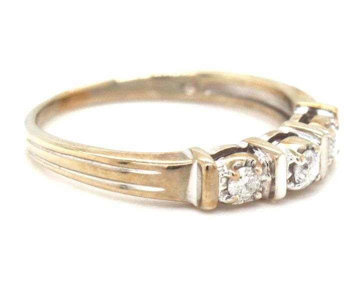 Cute 10K WG 3 Diamond Band