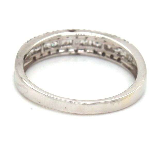 10kt White gold round brilliant cut and baguette diamond band