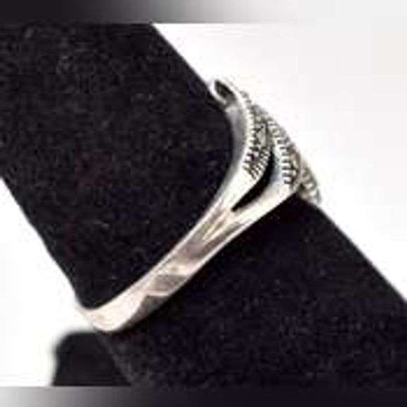 Marcasite Gemstone Ring in Sterling Silver.