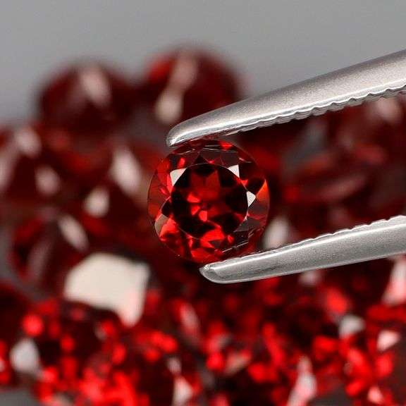 Outstanding 10.12ct top Mozambique red Garnet set!
