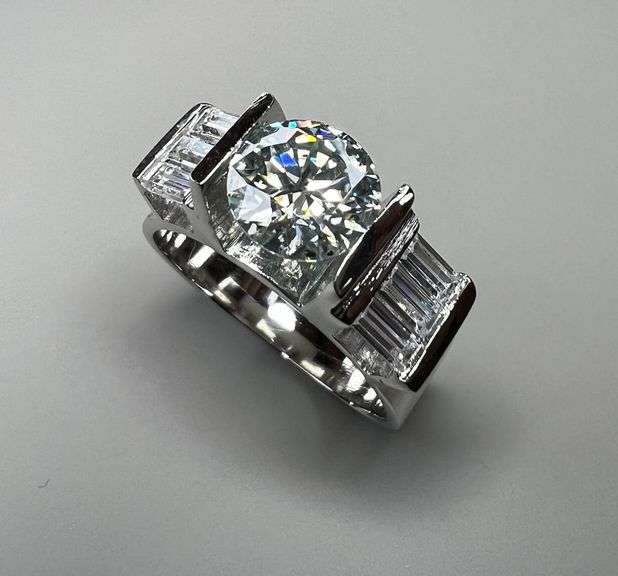 Mens Sparkling 2.35 Ct VVs1 White Fire Moisanite Ring