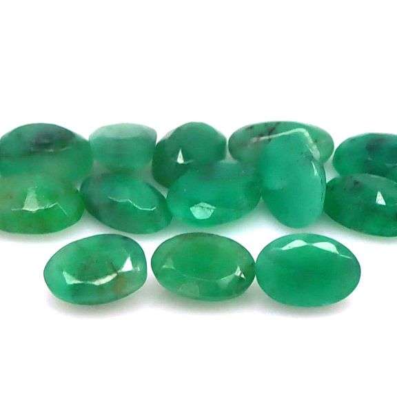 Rich emerald green 7.90ct 18pc Emerald set