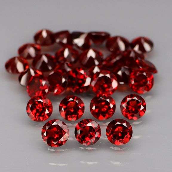 Outstanding 10.12ct top Mozambique red Garnet set!