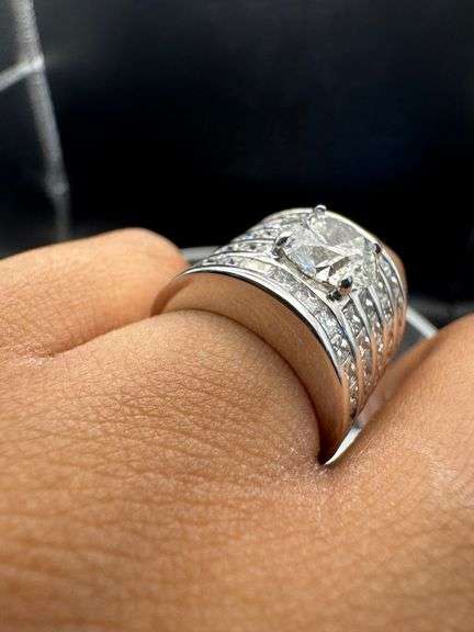 18K White Gold Round Brilliant Cut Diamond Ring of 6.90ct