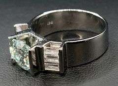 Sparkling 2.5 Ct VVs1 White Fire Moissanite Ring