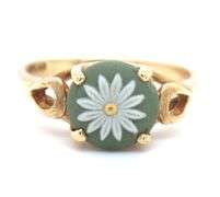 Fun 14K YG Ring with Wedgwood Daisy
