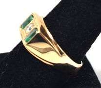 Marvelous 18k Yellow Gold Approx. 0.19CTS Diamond and Emerald Men's Ring