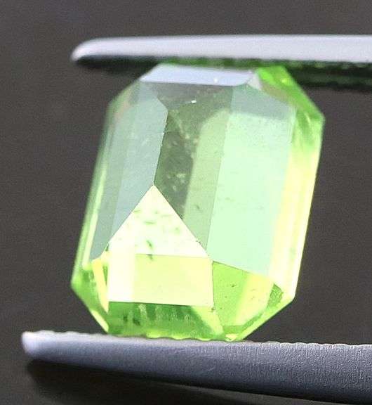 High end 2.89ct apple green untreated Peridot