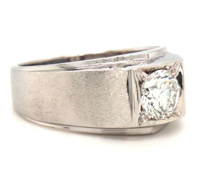 14kt White gold 1ct round brilliant cut diamond ring