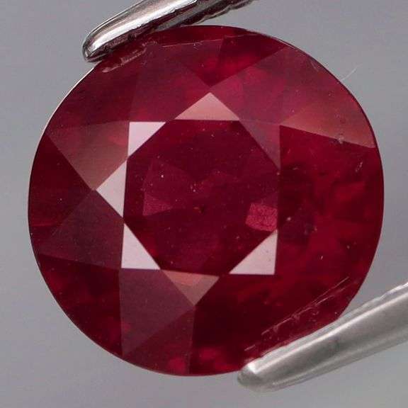 Ruby red! 2.65ct Rhodolite Garnet solitiare!