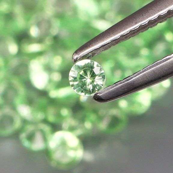 Brilliant green! Untreated! 3.05ct set of very rare Tsavorite Garnets!