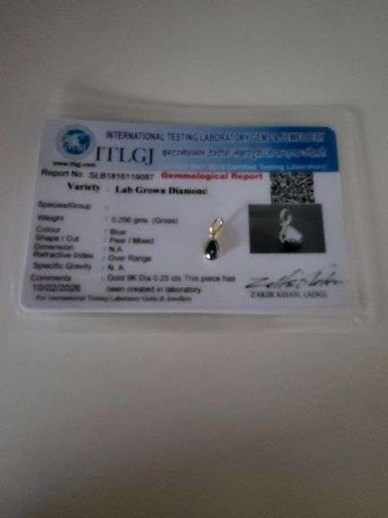 Yellow gold pendent with blue lab diamond