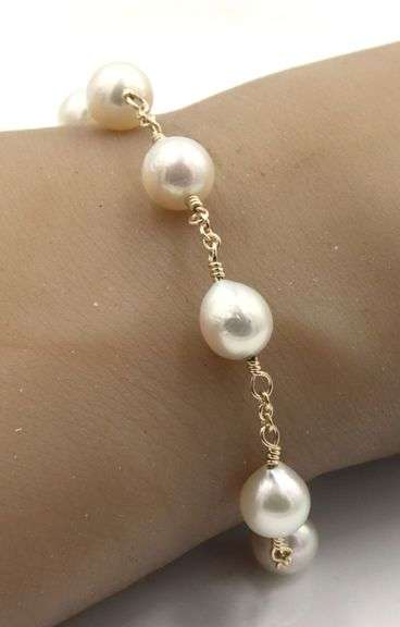 White fresh water pearl bracelet with gold clasp