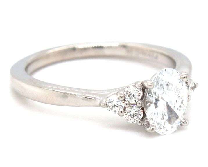 Platinum 0.94ct Lab grown oval diamond engagement ring